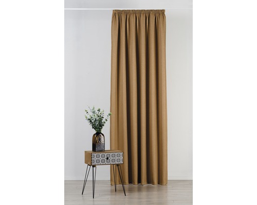 Cortină cu bandă de încrețire în fața unui perete alb