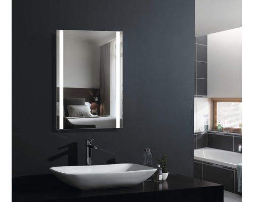 Baie modernă cu oglindă dreptunghiulară cu iluminare cu LED, lavoar aplicat și robinet