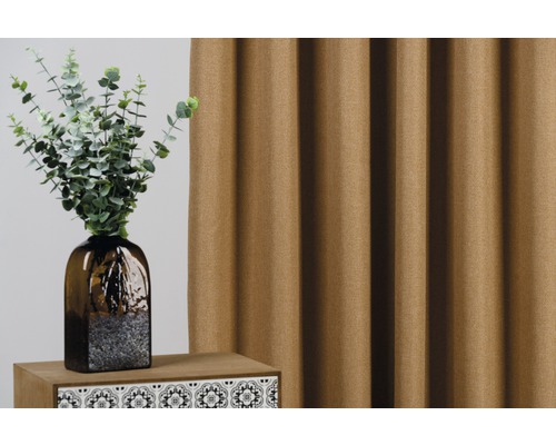 Atmosferă decorativă de locuit cu perdea, vază și plantă pe comodă