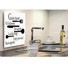 Scenă de bucătărie cu decorațiuni de perete, chiuvetă și veselă