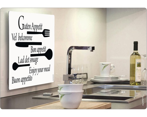 Scenă de bucătărie cu decorațiuni de perete, chiuvetă și veselă