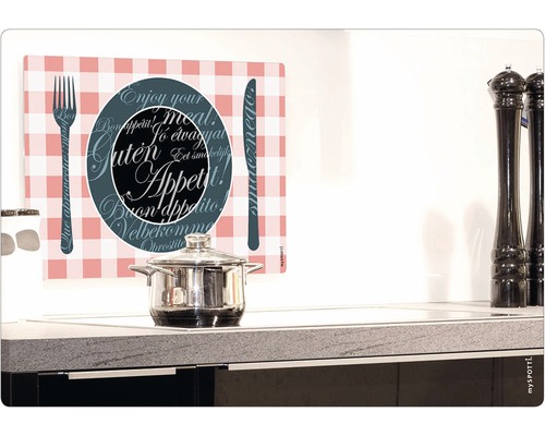 Scenă de bucătărie cu oală, râșnițe de piper și o placă de sticlă imprimată cu motive de tacâmuri și inscripția Poftă bună