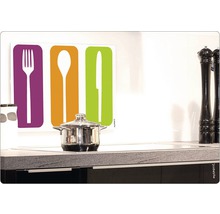 Scenă de bucătărie cu o oală pe aragaz și un fundal de bucătărie cu motive de cuțite, furculițe și linguri