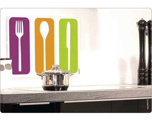 Scenă de bucătărie cu o oală pe aragaz și un fundal de bucătărie cu motive de cuțite, furculițe și linguri