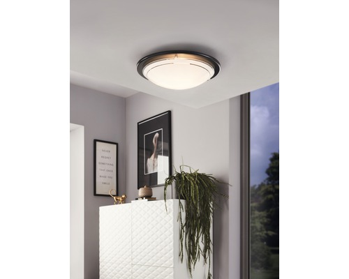 Lumină de plafon în camera de zi cu decorațiuni