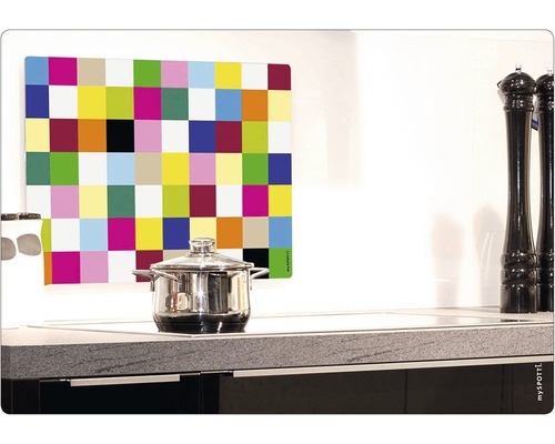 Scenă de bucătărie cu oală și protecție de perete colorată