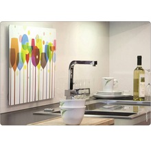 Scenă dintr-o bucătărie cu un radiator cu motiv de sticlă