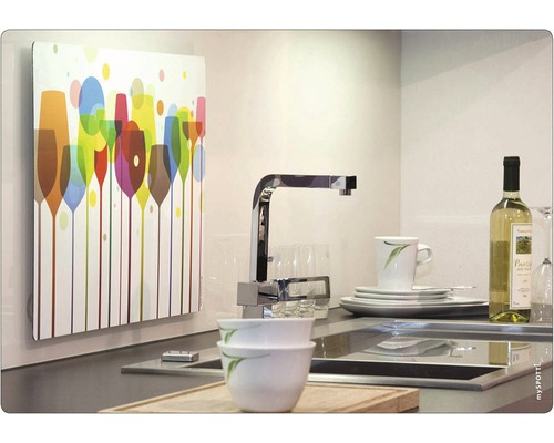 Scenă dintr-o bucătărie cu un radiator cu motiv de sticlă