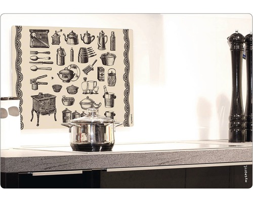 Scenă de bucătărie cu oală pe aragaz și protecție împotriva stropilor cu motive de bucătărie