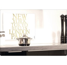 Scenă de bucătărie cu oală pe plită și decor de perete cu nume de orașe