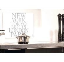 Scenă dintr-o bucătărie modernă cu o oală pe aragaz și o pictură murală cu nume de orașe