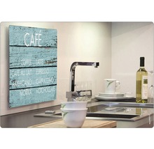 Scenă de bucătărie cu decorațiune de perete cu motive de cafea, chiuvetă, veselă și o sticlă de vin.