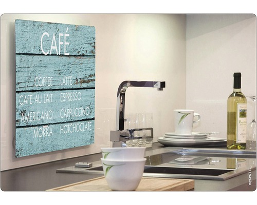 Scenă de bucătărie cu decorațiune de perete cu motive de cafea, chiuvetă, veselă și o sticlă de vin.