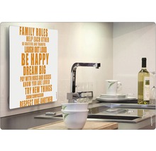 Placă decorativă cu textul Reguli de familie într-o bucătărie modernă