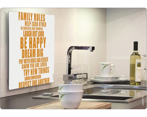 Placă decorativă cu textul Reguli de familie într-o bucătărie modernă