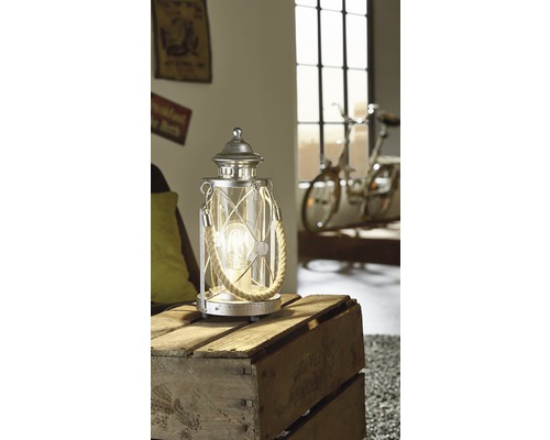 Lampă de masă decorativă în stil felinar cu sfoară pe o masă din lemn