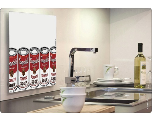 Calorifer decorativ cu motiv de conserve de supă într-o bucătărie