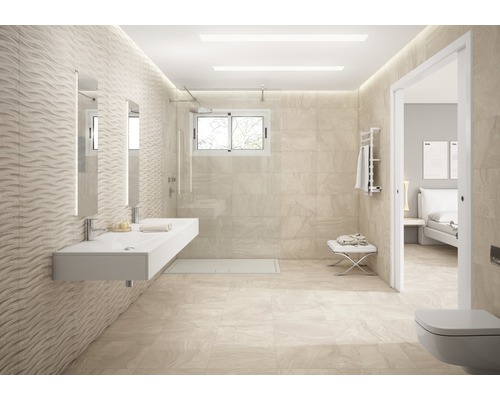 Baie luminoasă cu lavoar, duș și gresie cu aspect de piatră naturală