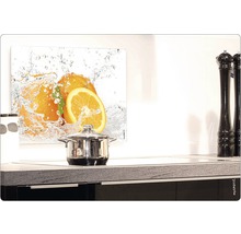 Scenă de bucătărie cu protecție împotriva stropilor cu motiv portocaliu în spatele plitei