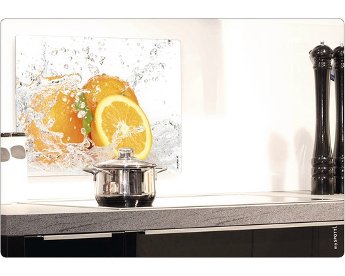 Scenă de bucătărie cu protecție împotriva stropilor cu motiv portocaliu în spatele plitei
