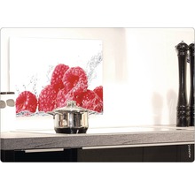 Scenă de bucătărie cu oală pe plită și protecție de perete cu motiv de zmeură