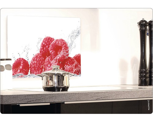 Scenă de bucătărie cu oală pe plită și protecție de perete cu motiv de zmeură