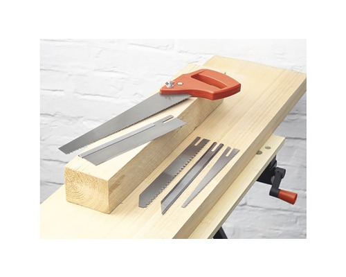 Fierăstrău cu coadă de vulpe cu lame de ferăstrău pe un banc de lucru