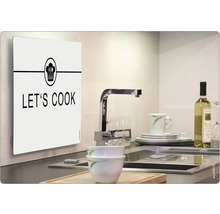 Scenă de bucătărie cu chiuvetă, veselă și un panou de perete cu inscripția Let''s Cook.