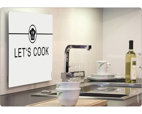 Scenă de bucătărie cu chiuvetă, veselă și un panou de perete cu inscripția Let''s Cook.