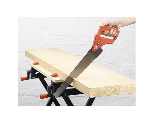 Fierăstrău de mână la tăierea unei bucăți de lemn pe un banc de lucru