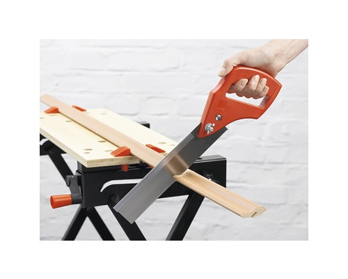 Fierăstrău de mână taie șipcă de lemn pe un banc de lucru