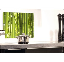 Panou de protecție pentru bucătărie cu motiv bambus deasupra unei cratițe pe aragaz