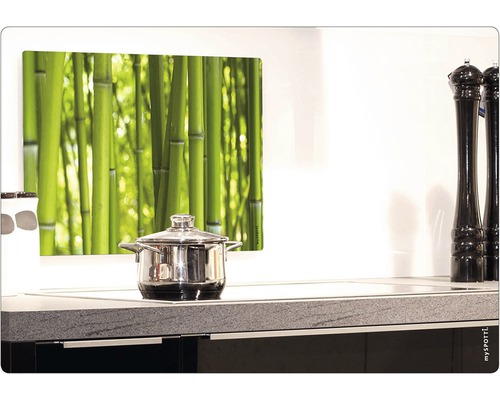 Panou de protecție pentru bucătărie cu motiv bambus deasupra unei cratițe pe aragaz