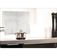 Bucătărie cu aragaz, oală și placaj cu aspect de beton