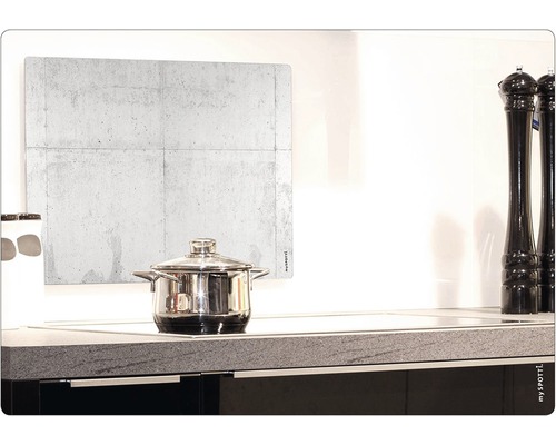 Bucătărie cu aragaz, oală și placaj cu aspect de beton