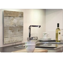 Scenă de bucătărie cu radiator cu aspect de lemn, chiuvetă și veselă