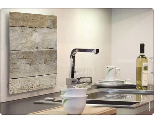 Scenă de bucătărie cu radiator cu aspect de lemn, chiuvetă și veselă