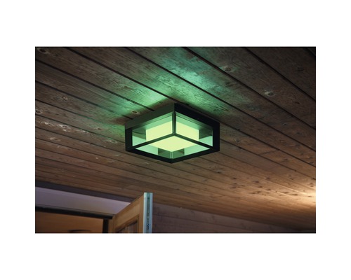 Plafonieră pătrată pe un tavan din lemn