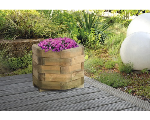 Jardinieră din lemn cu plante violete în grădină