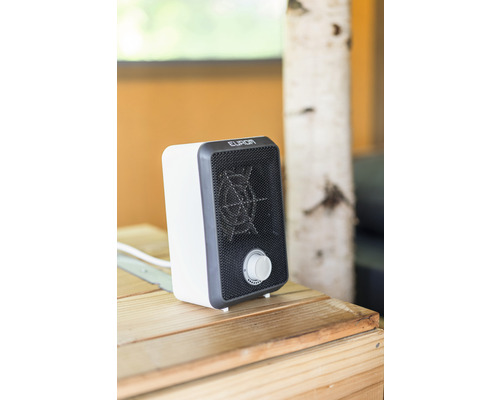 Aerotermă mică marca Eurom pe o masă din lemn