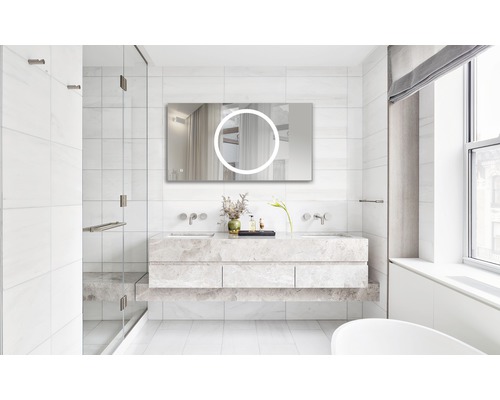 Baie modernă cu lavoar, oglindă cu iluminare și duș