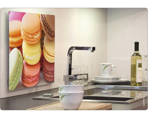 Scenă de bucătărie cu panou de perete cu motiv de macarons, chiuvetă, robinet și veselă