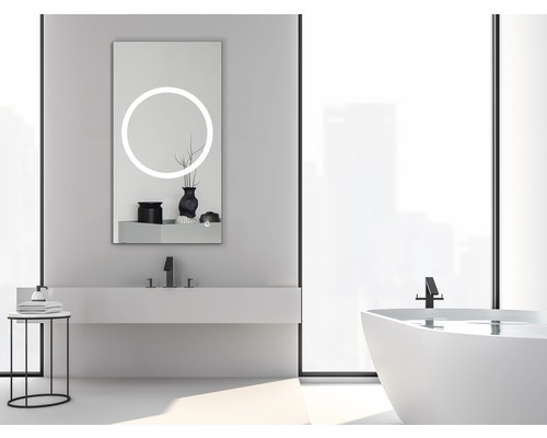 Baie modernă cu oglindă iluminată, chiuvetă și cadă.