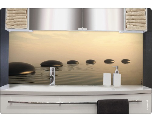 Chiuvetă de baie cu panou decorativ cu pietre, dozator de săpun și prosoape