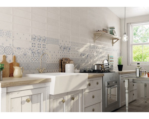 Bucătărie luminoasă cu perete de faianță în stil retro, chiuvetă și ustensile de bucătărie