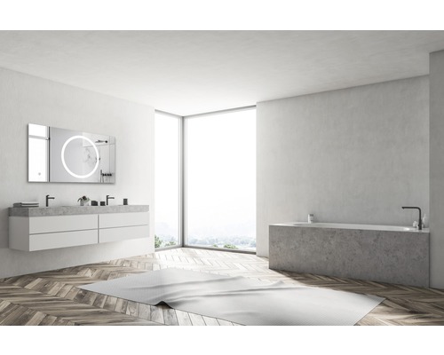 Baie luminoasă cu lavoar, oglindă cu iluminare și cadă