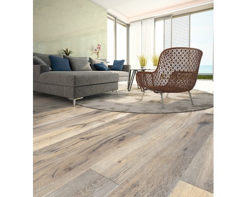 Cameră de zi luminoasă cu podea din lemn, canapea și fotoliu