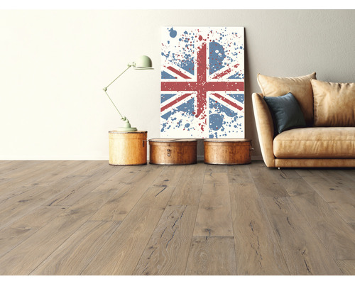 Cameră de zi luminoasă cu podea din lemn, canapea și artă decorativă pe perete.