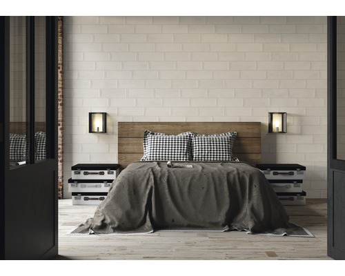 Dormitor cu pat din lemn, noptiere cu design de valiză și gresie ceramică cu aspect de cărămidă