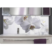 Chiuvetă de baie cu perete posterior cu orhidee, prosoape și robinet